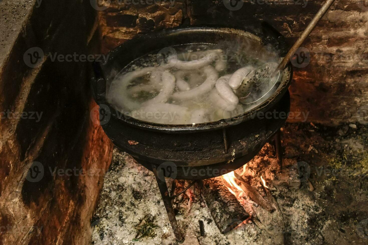 cucinando bianca sangue salsiccia, nel un ferro casseruola, su un' fornello. foto