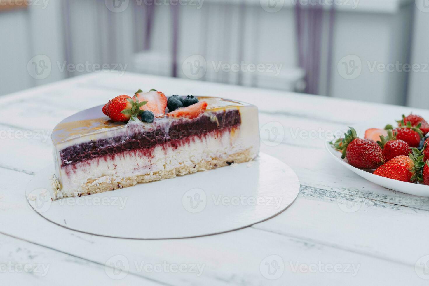 un' fetta di mousse torta nel il tagliare. fabbricazione un' torta a un' culinario maestro classe. cucinando a casa, fatti in casa cibo foto