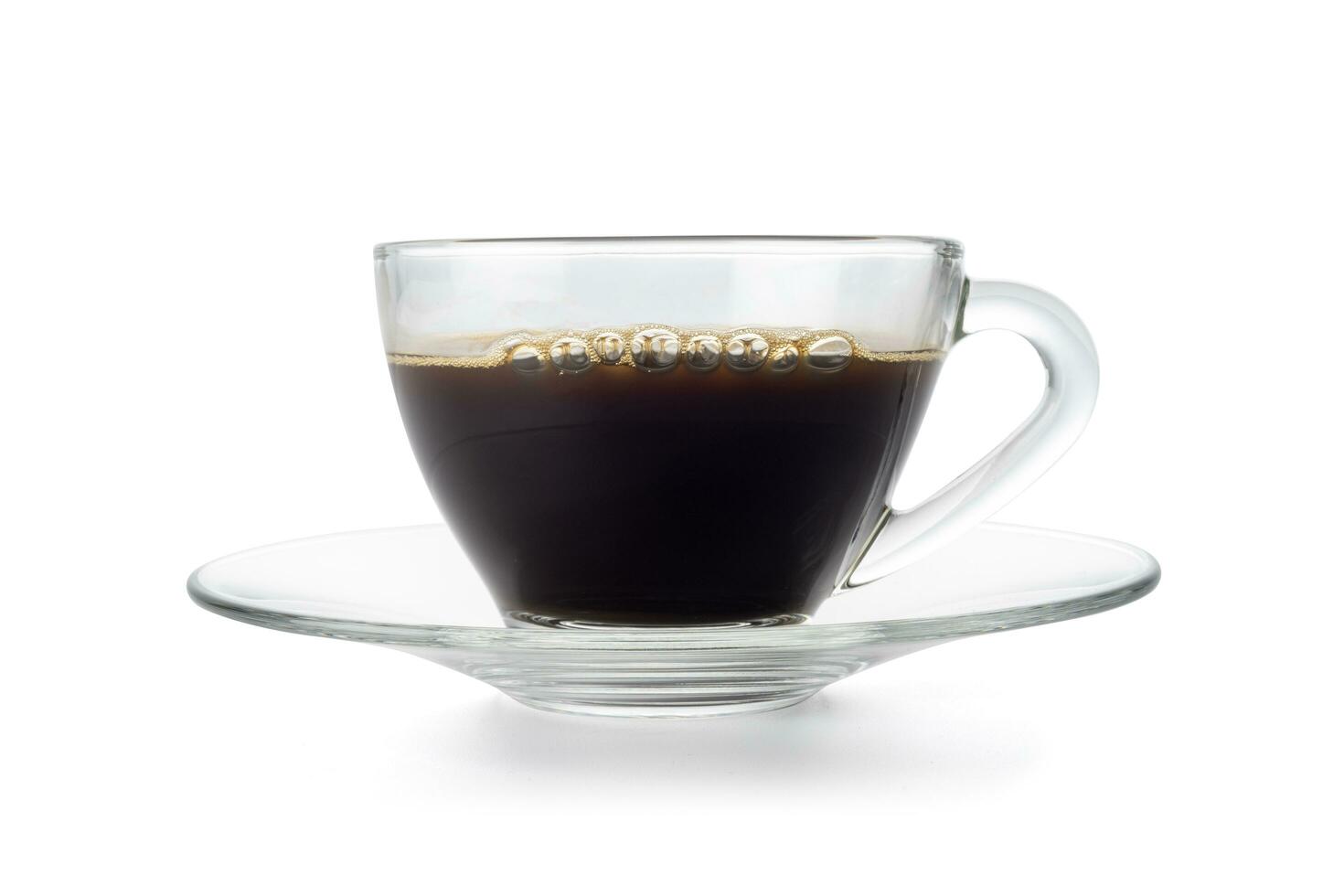 caldo caffè nel un' trasparente bicchiere tazza isolato con ritaglio sentiero su bianca sfondo. foto
