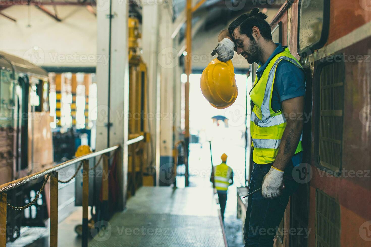 stanco esausto lavoratore difficile opera, locomotiva ingegnere meccanico personale sentire fatica opera nel treno riparazione negozio servizio stazione sporco caldo posto di lavoro macchina fabbrica. foto