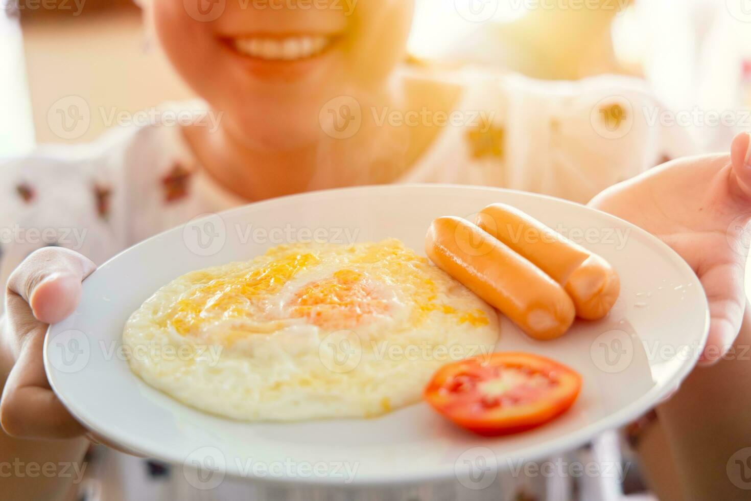 ragazza mostrando semplice mattina pasto americano prima colazione uovo con hot dog contento sorridente foto