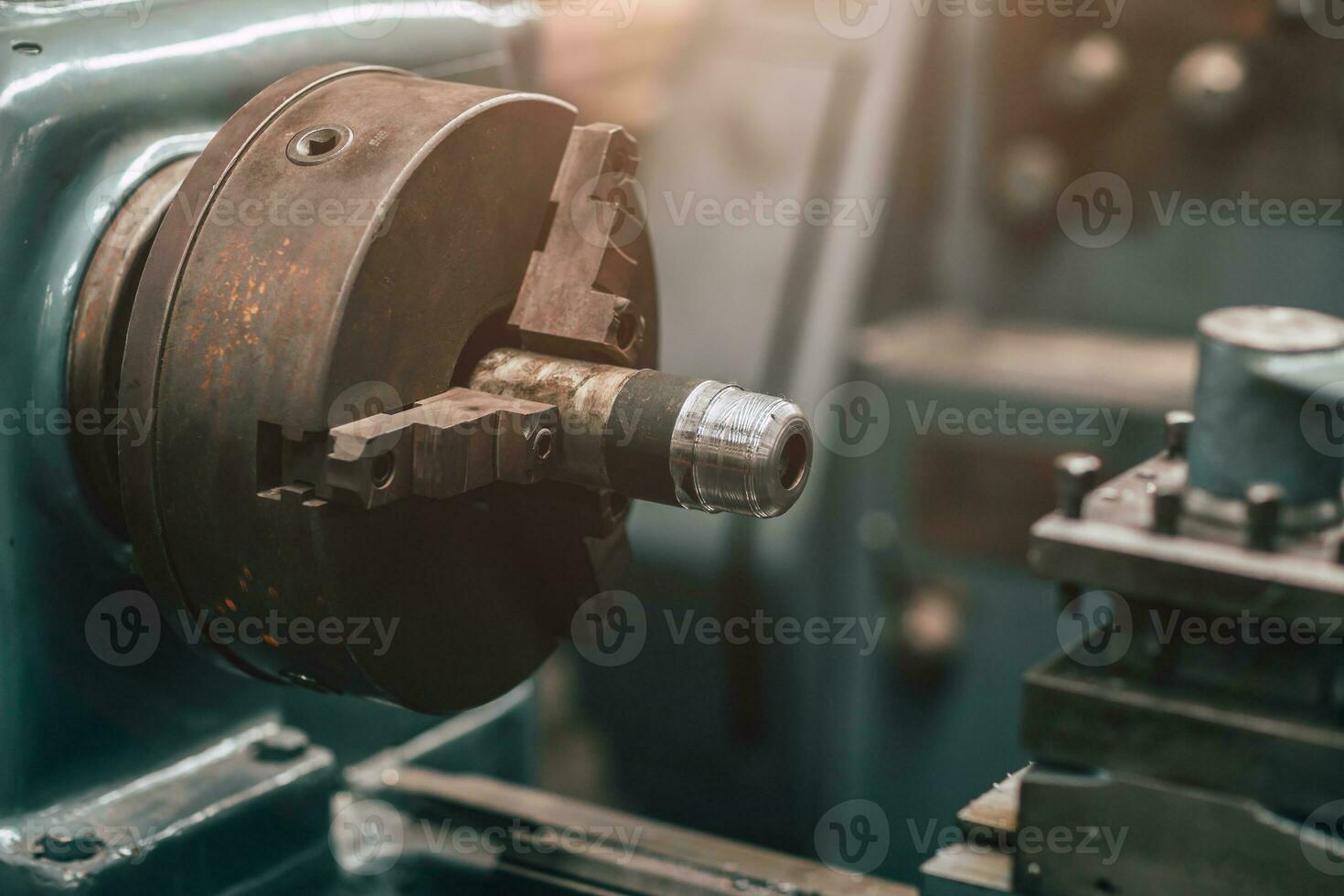 vecchio precisione cnc tornio macchina rotore fresatura nel pesante metallo fabbrica. foto