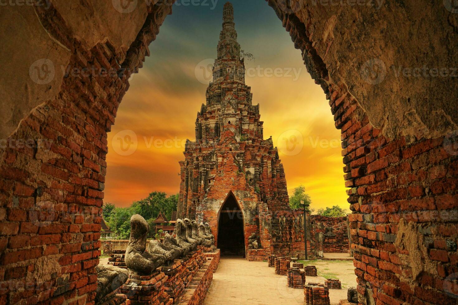 ayutthaya storico parco, antico e bellissimo tempio nel ayutthaya periodo wat chaiwatthanaram, Tailandia foto