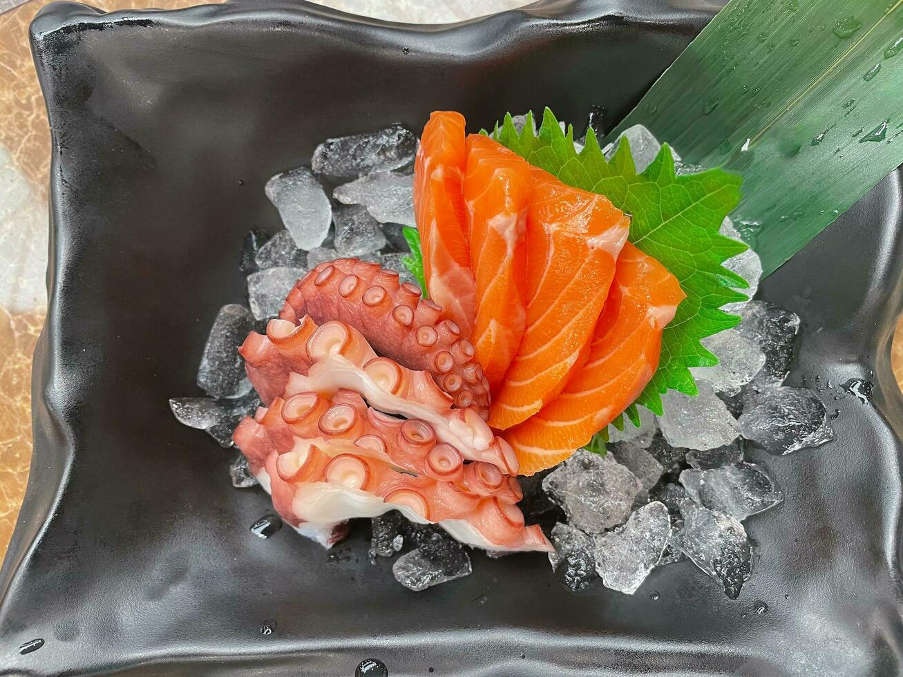 sashimi giapponese impostato pasto. salmone, polpo tentacoli. foto