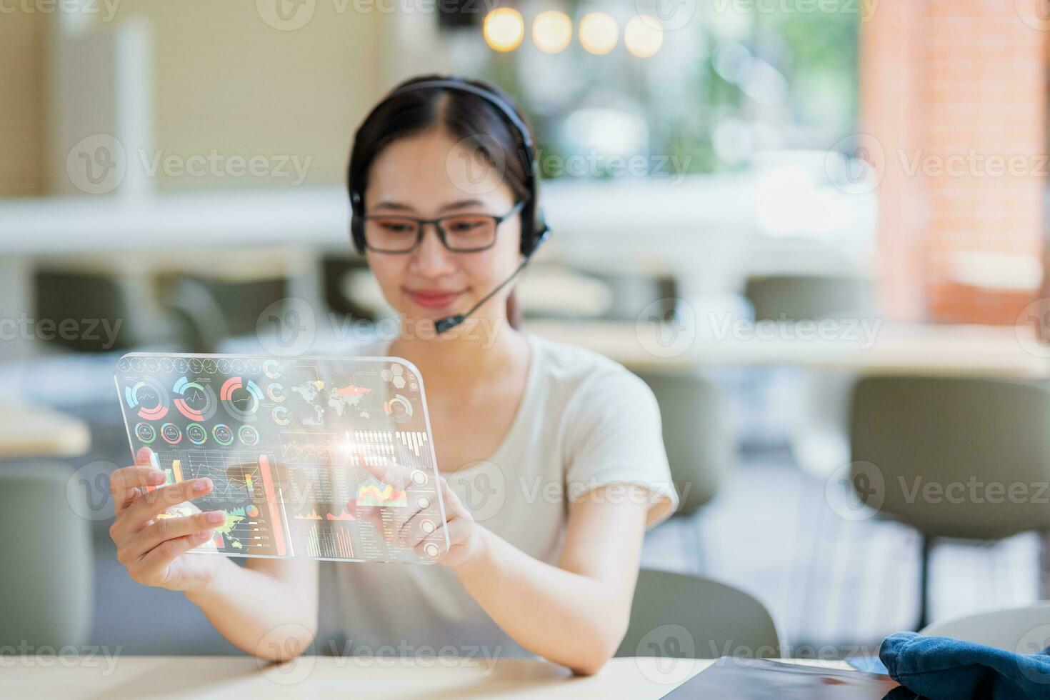 asiatico donna d'affari guardare dati grafico Infografica utilizzando moderno tecnologia per marketing analitica. foto