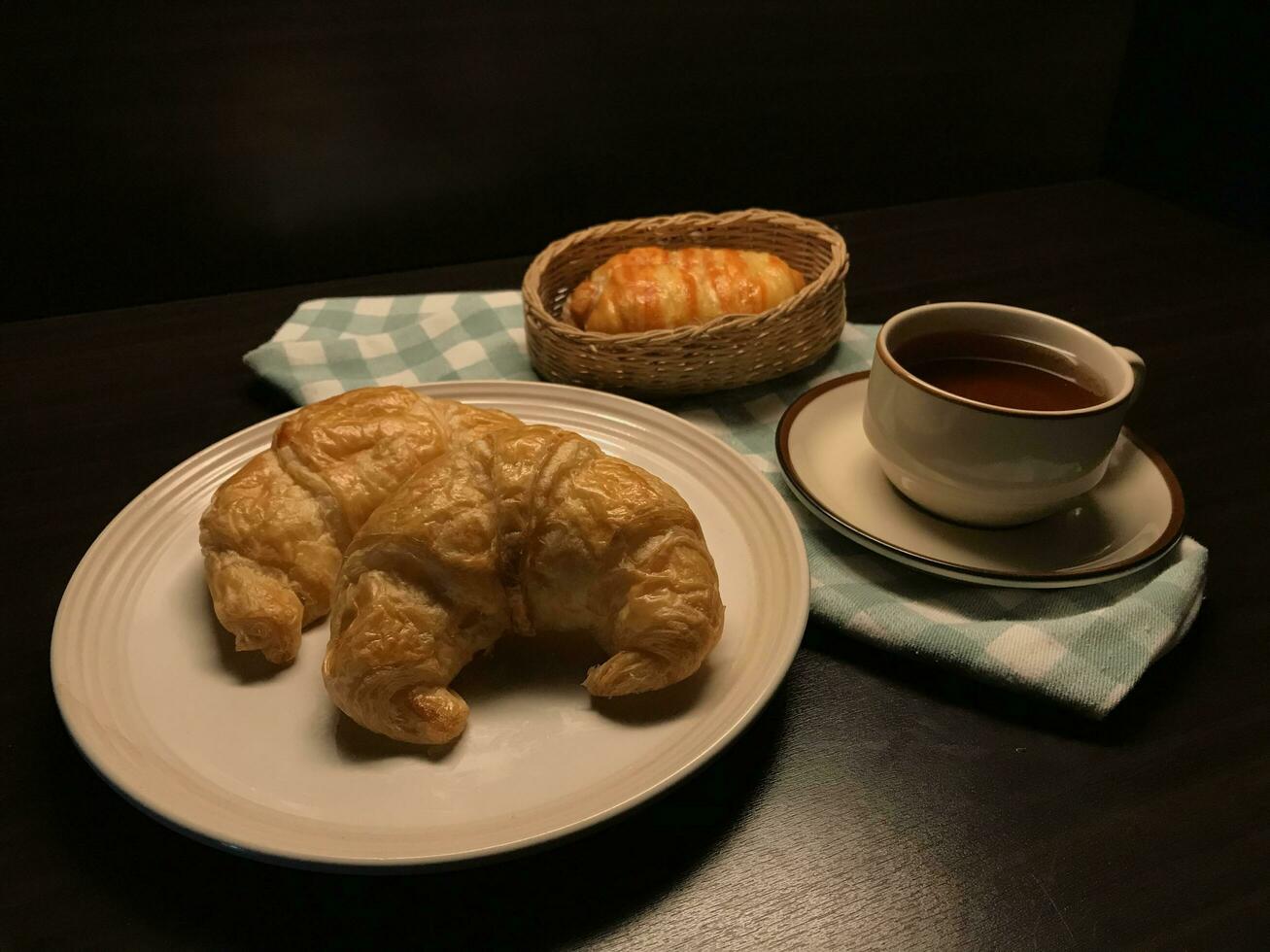 fresco dolce brioche con caffè per prima colazione. foto