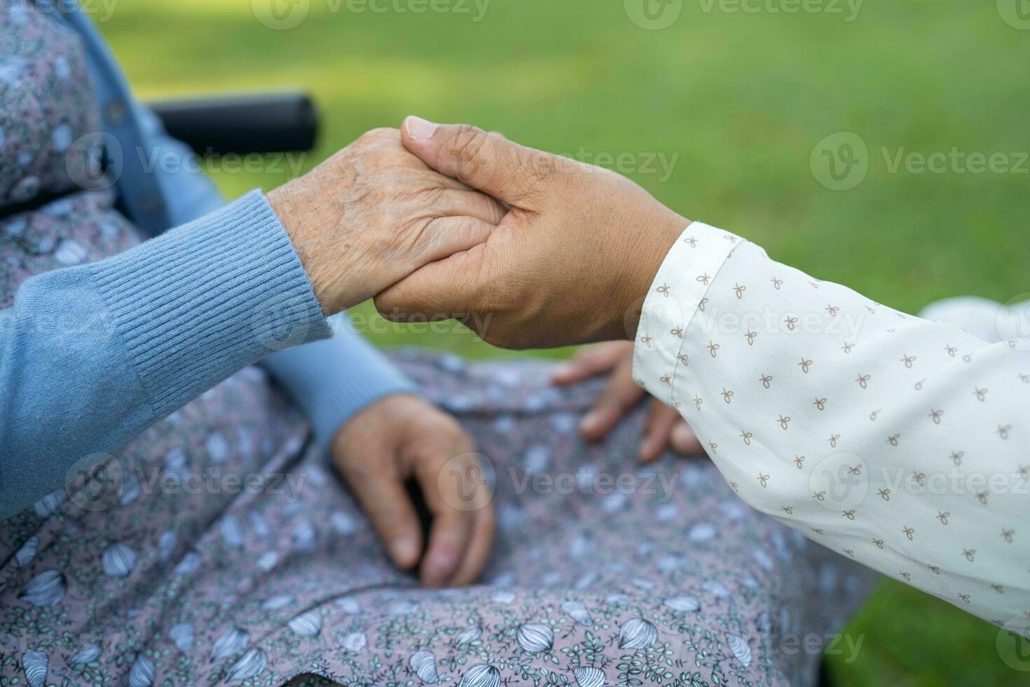 badante Tenere mani asiatico anziano donna paziente con amore, cura, incoraggiare e empatia nel parco, salutare forte medico concetto. foto