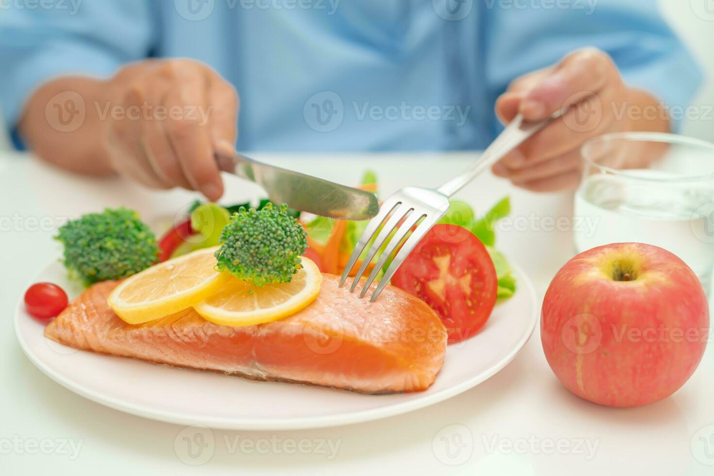 asiatico anziano donna paziente mangiare salmone bistecca prima colazione con verdura salutare cibo nel Ospedale. foto