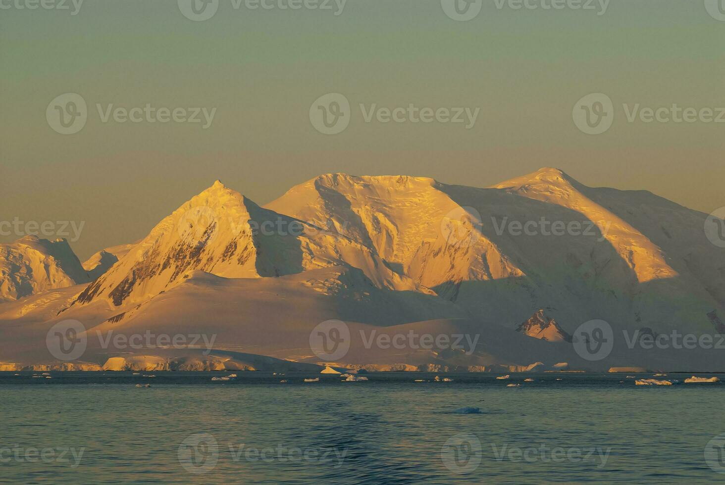 lemaire stretto costiero paesaggio, montagne e iceberg, antartico penisola, antartico. foto