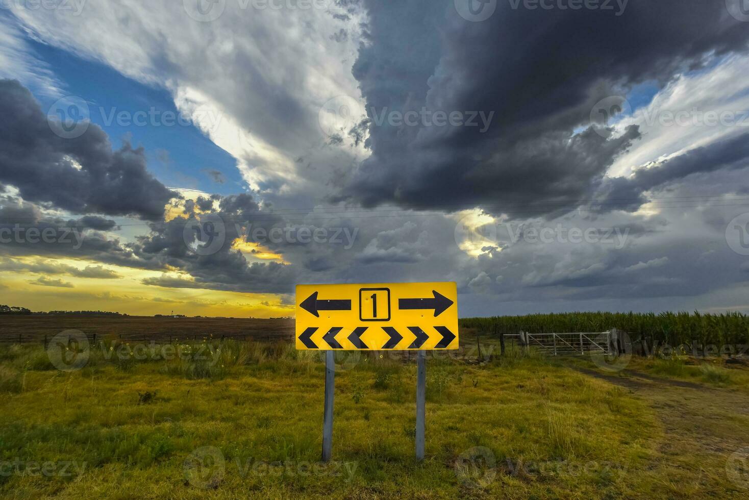 tempestoso cielo dovuto per pioggia nel il argentino campagna, la pampa Provincia, patagonia, argentina. foto