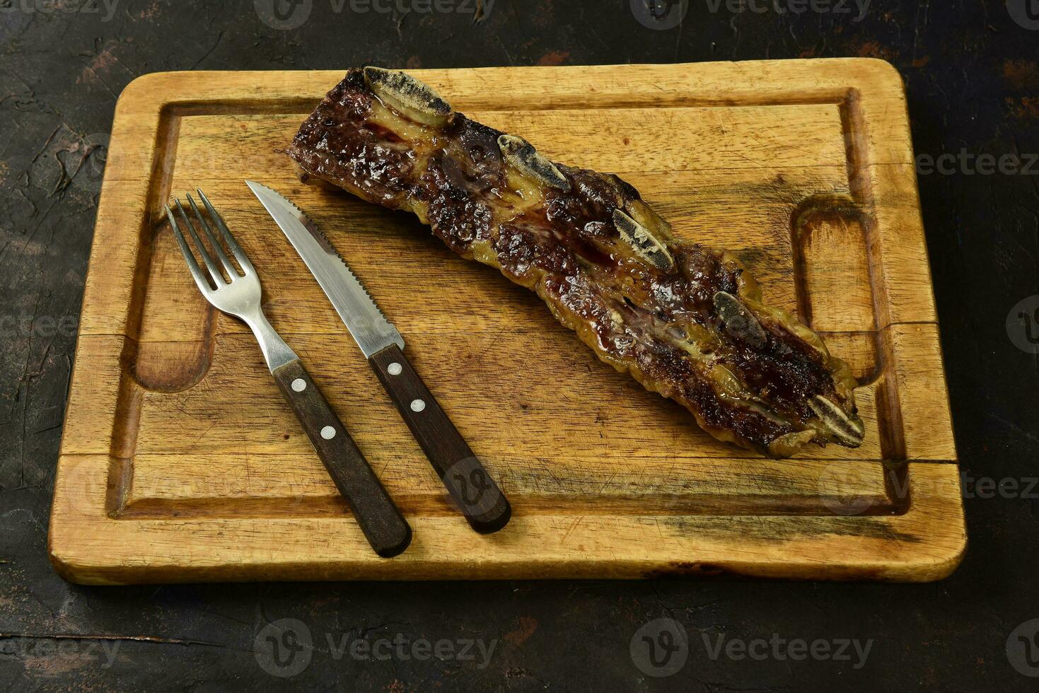 arrostito Manzo costolette presentata su il tavolo, tradizionale argentino cucina, asado barbecue, patagonia, argentina. foto