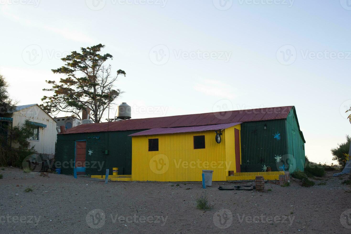 pittoresco tipico costruzione nel il cittadina di puerto piramidi, penisola Valdes, chubut Provincia, patagonia, argentina. foto