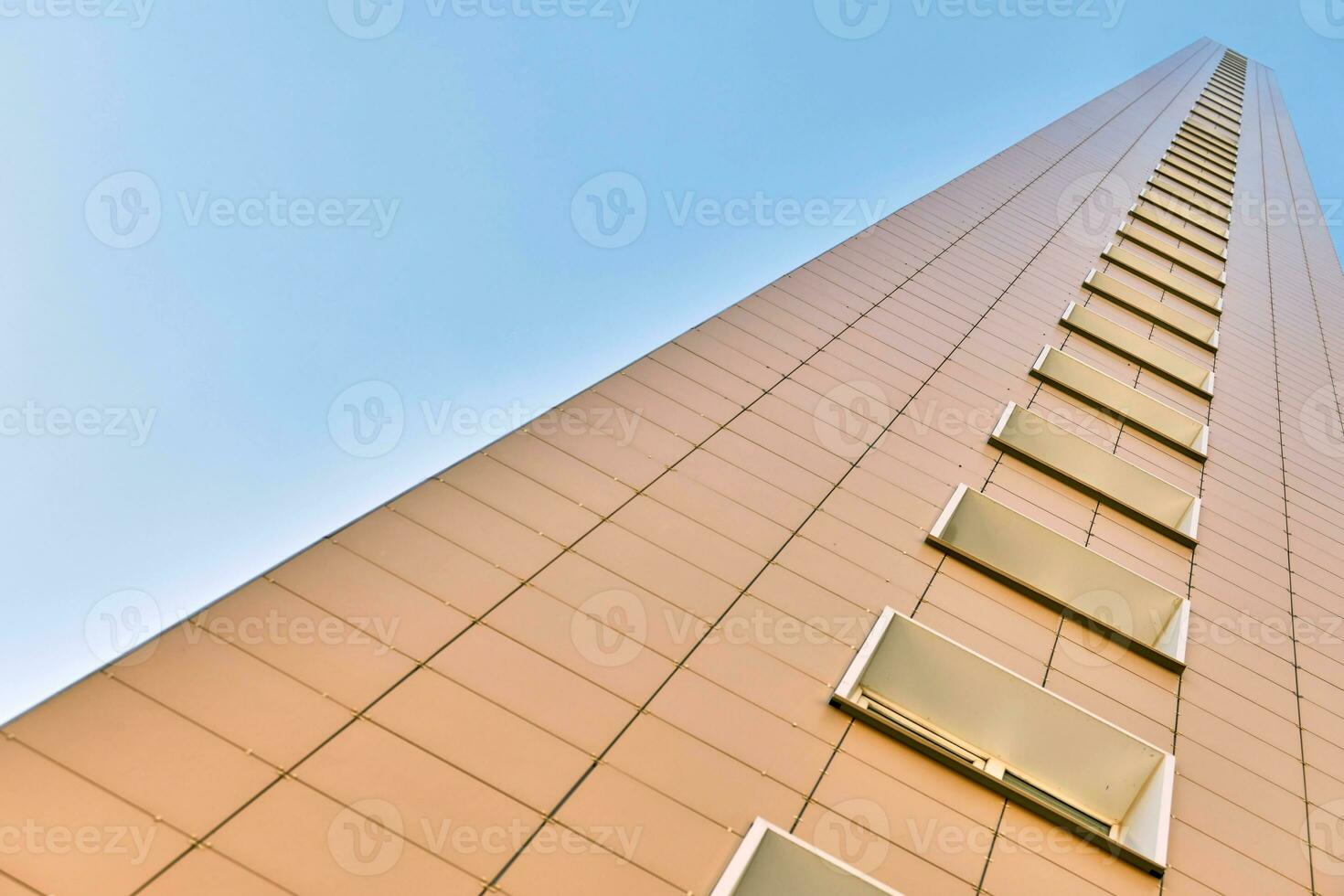 facciata di edificio a più piani, copia spazio foto