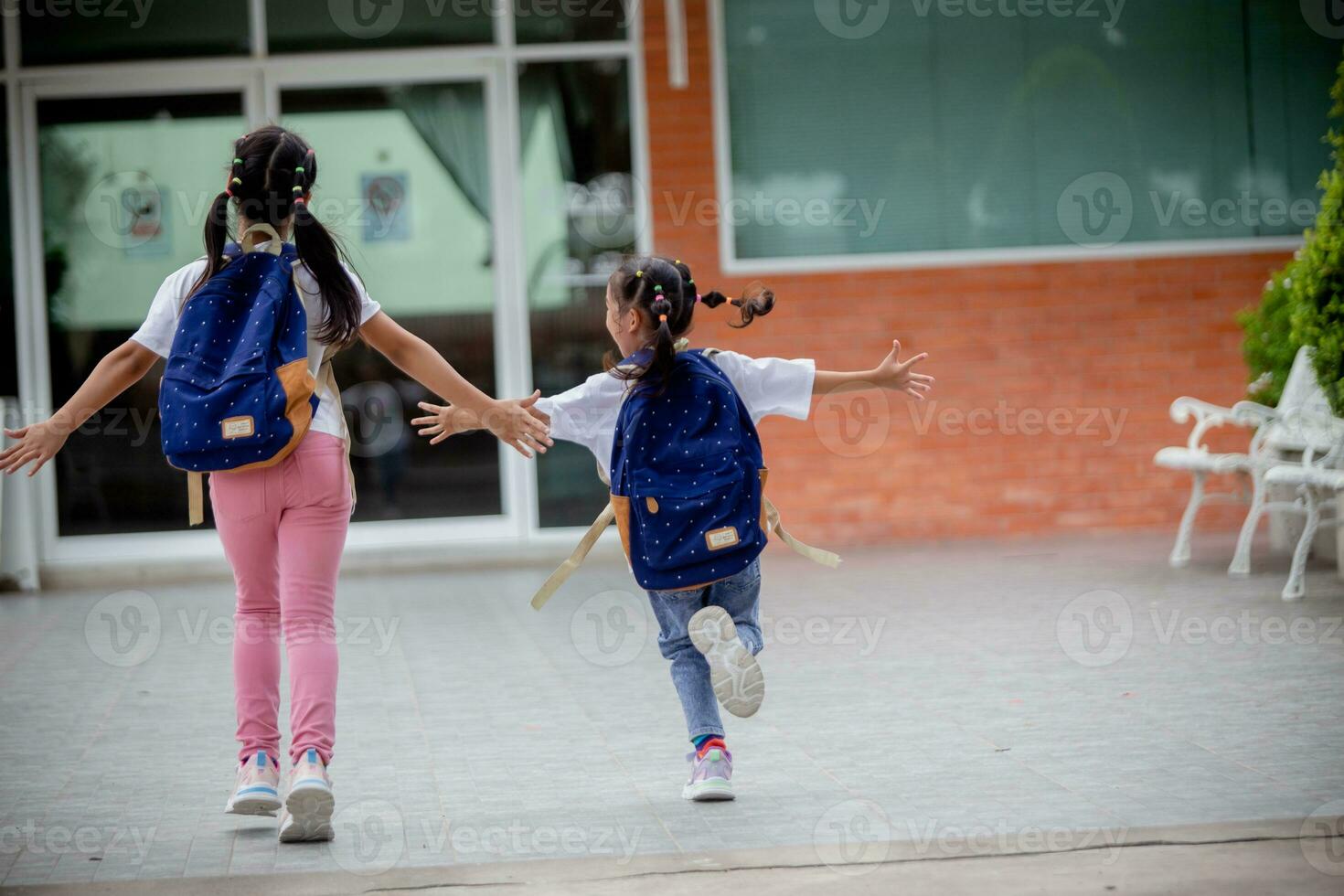 indietro per scuola. carino asiatico bambino ragazza con un' zaino in esecuzione e andando per scuola con divertimento foto