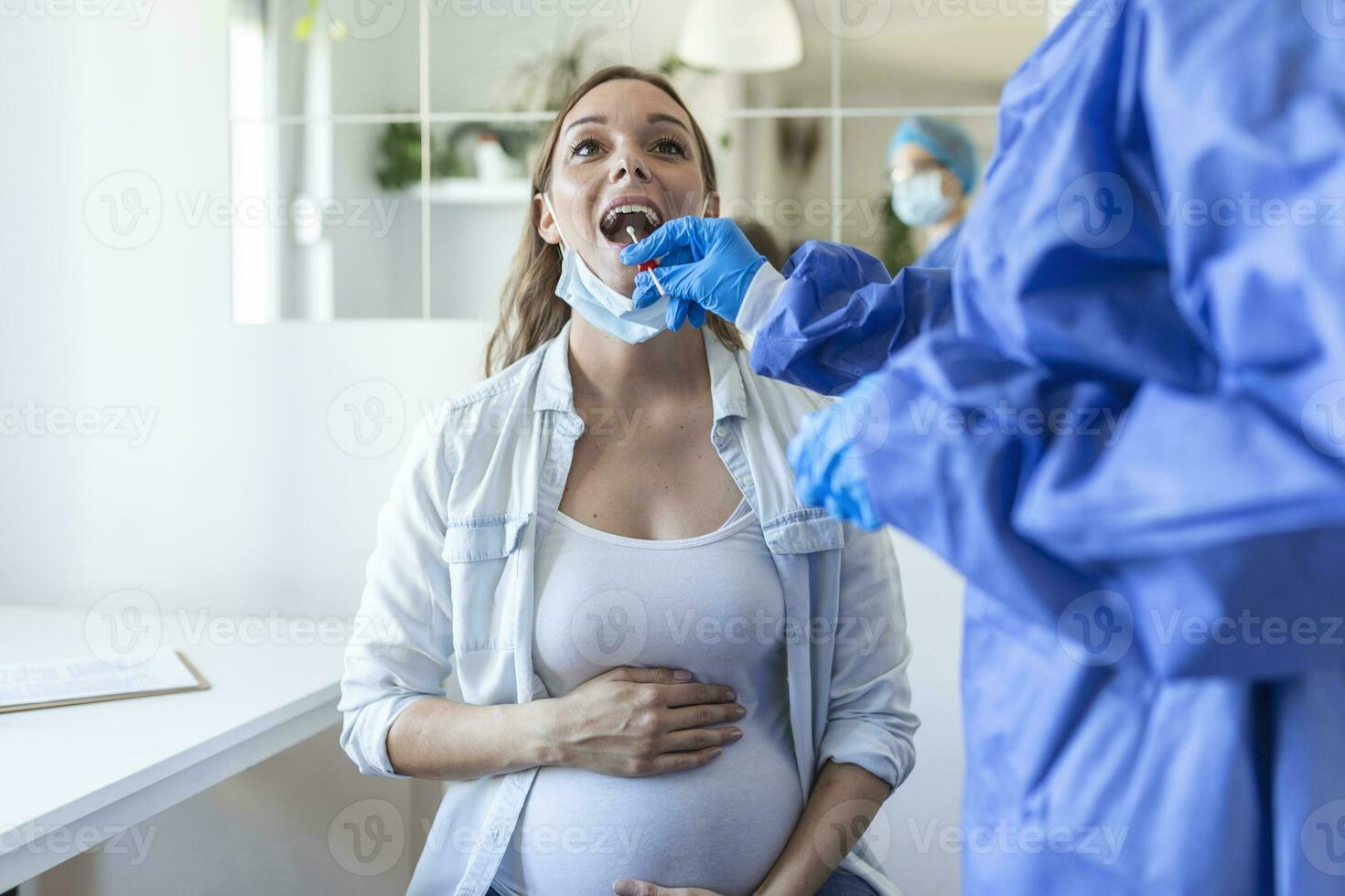 medico indossare personale protettivo attrezzatura l'esecuzione un' coronavirus covid-19 pcr test, incinta donna nasale np e orale operazione tampone campione campione collezione processi, virale rt-pcr dna procedura foto