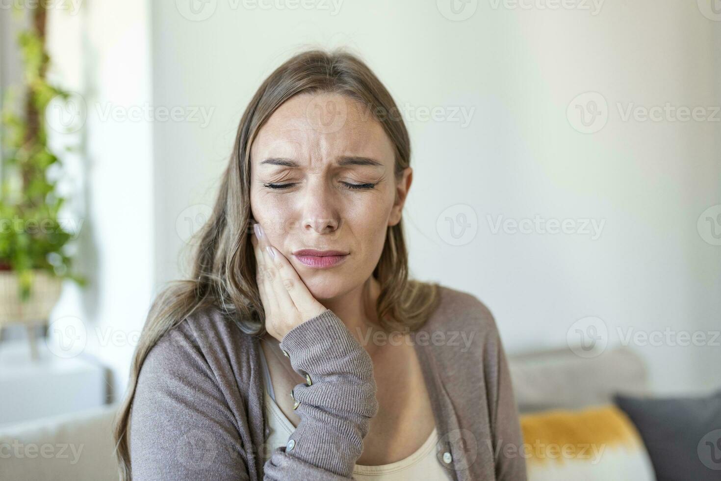 dente dolore e odontoiatria. giovane donna sofferenza a partire dal terribile forte denti dolore, toccante guancia con mano. femmina sensazione doloroso mal di denti. dentale cura e Salute concetto. foto