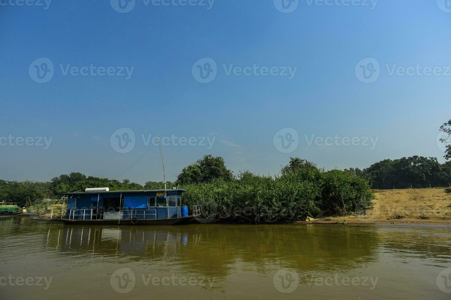 fiume paesaggio, casa barca e giungla, pantanal, brasile foto