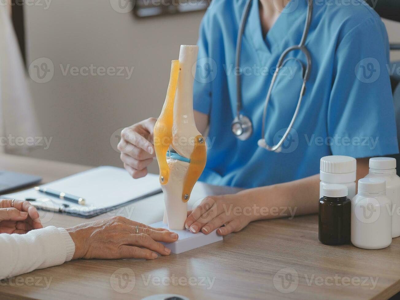 avvicinamento di stetoscopio e carta su sfondo di medico e paziente mani foto