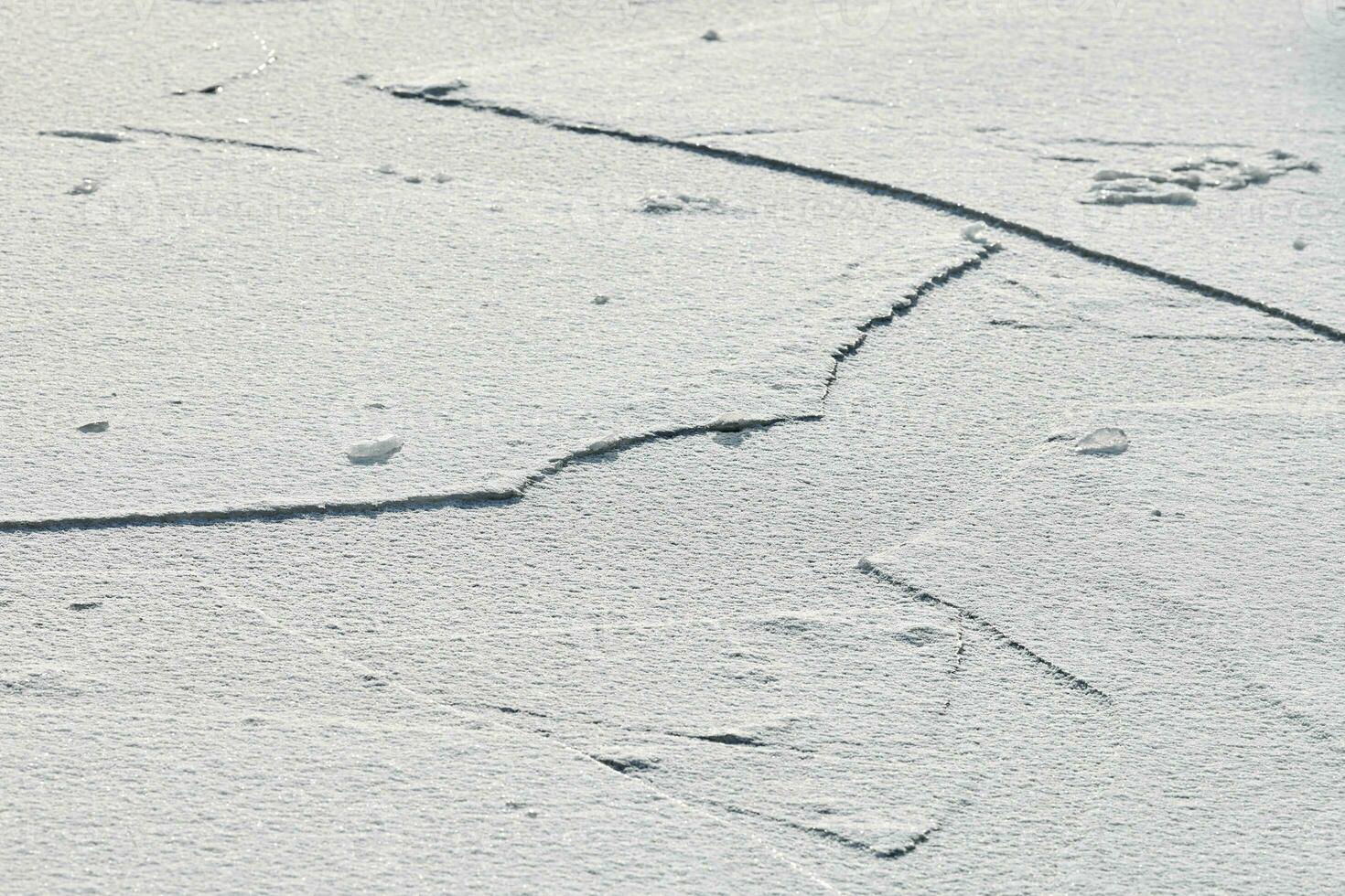 ghiaccio incrinato del lago ghiacciato, fondo di struttura del ghiaccio foto