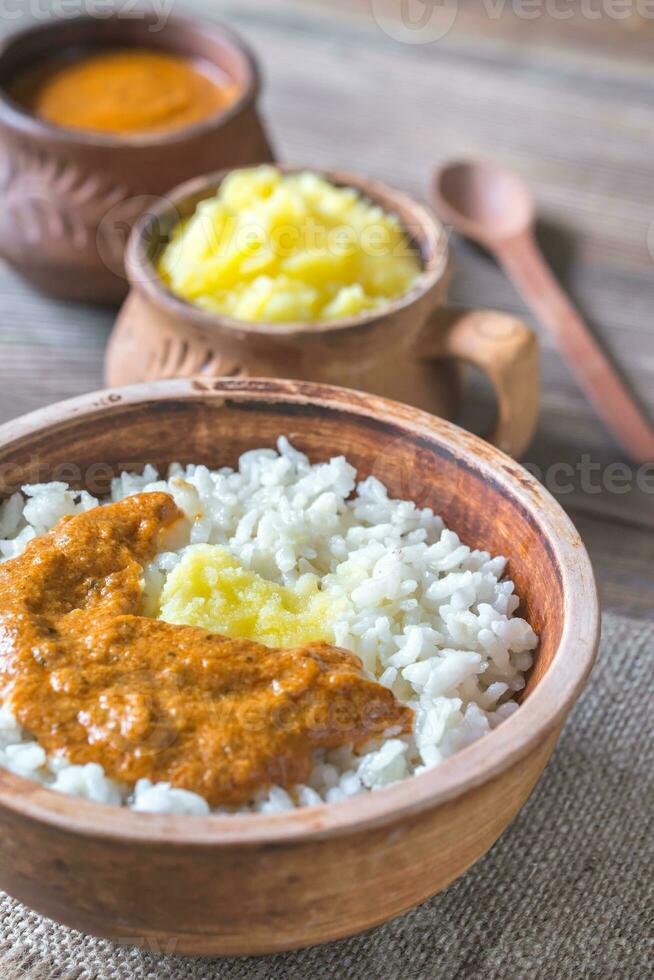 ciotola di riso con indiano burro salsa e ghee chiarito burro foto