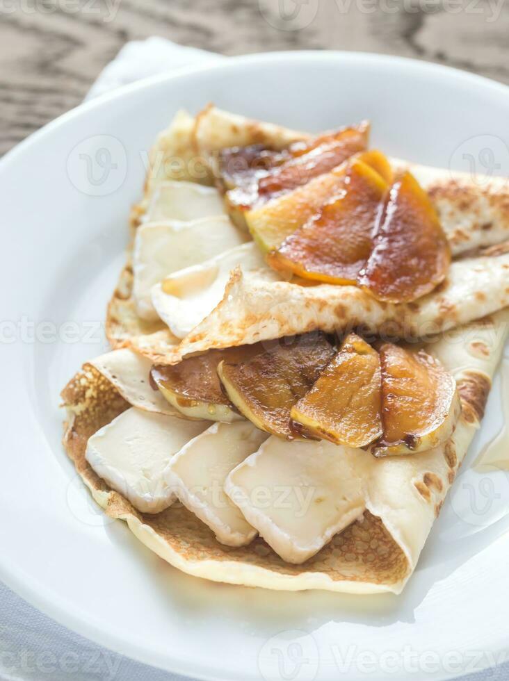 crepes con Brie e Caramellizzato fette di Mela foto