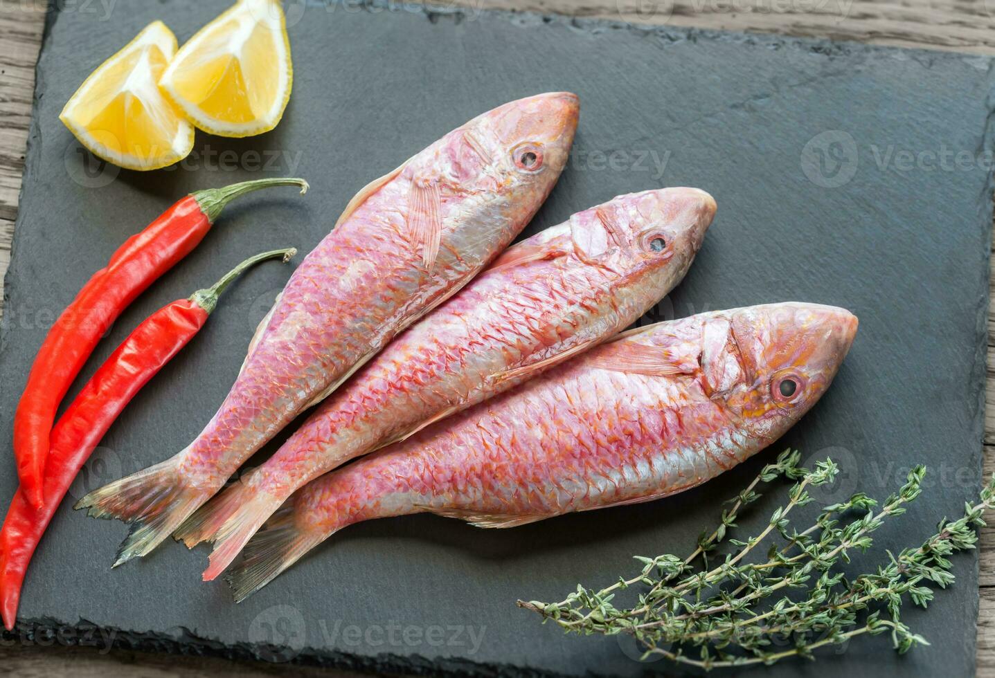 crudo rosso muggine con ingredienti foto