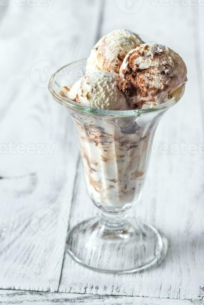 vaniglia-cioccolato ghiaccio crema nel un' coppa di gelato guarnita bicchiere foto