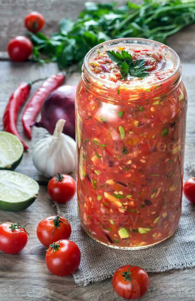 vaso di salsa con ingredienti foto