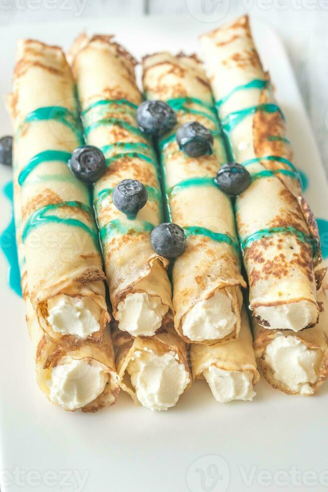 crepes con crema formaggio e fresco mirtilli foto