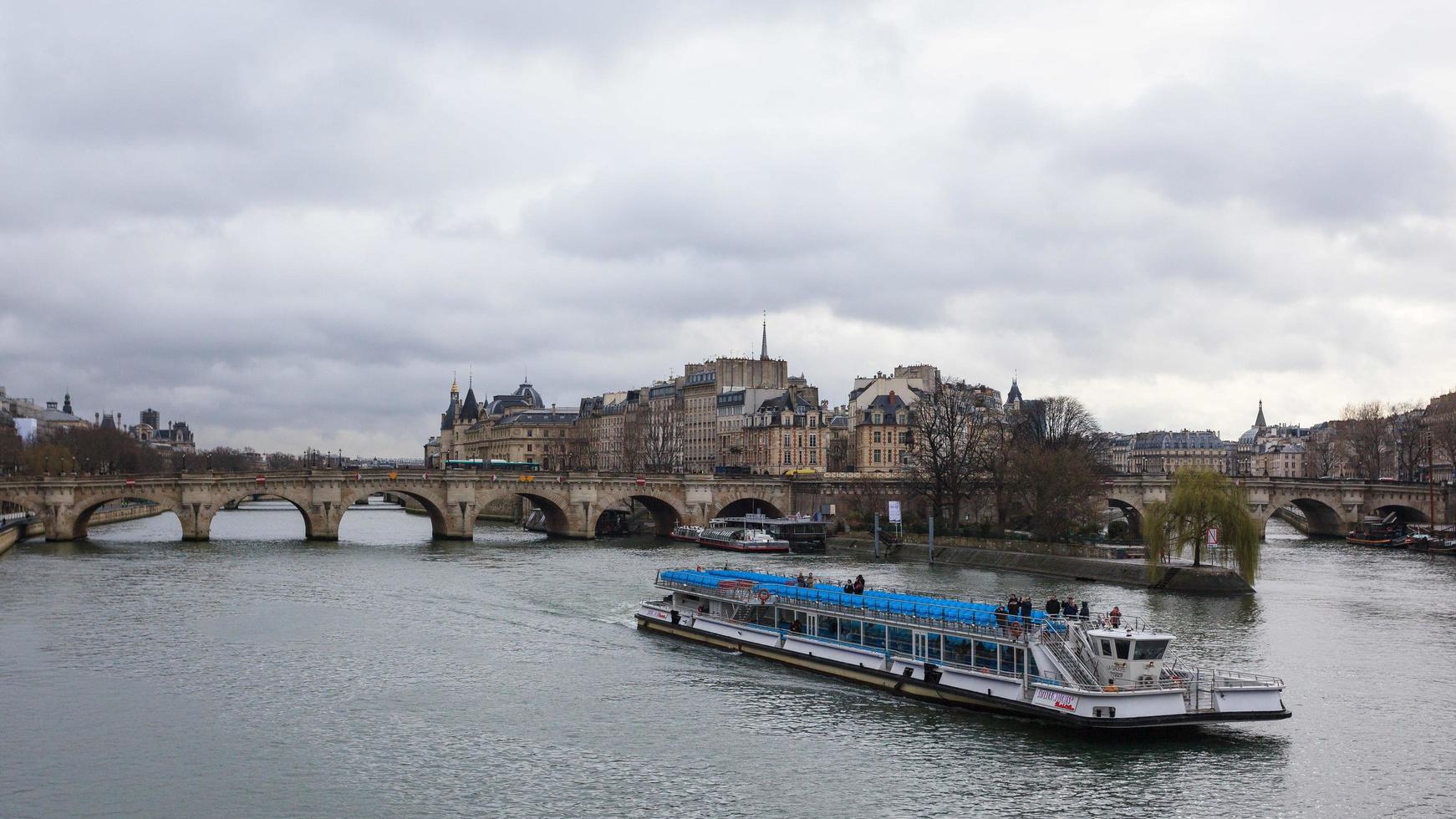 parigi, francia, 12 maggio 2018 - Pont Neuf e la Senna foto