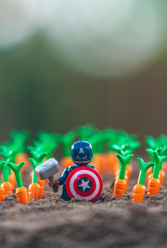 varsavia 2020 - lego super eroe minifigure avenger capitan america nel campo delle carote foto