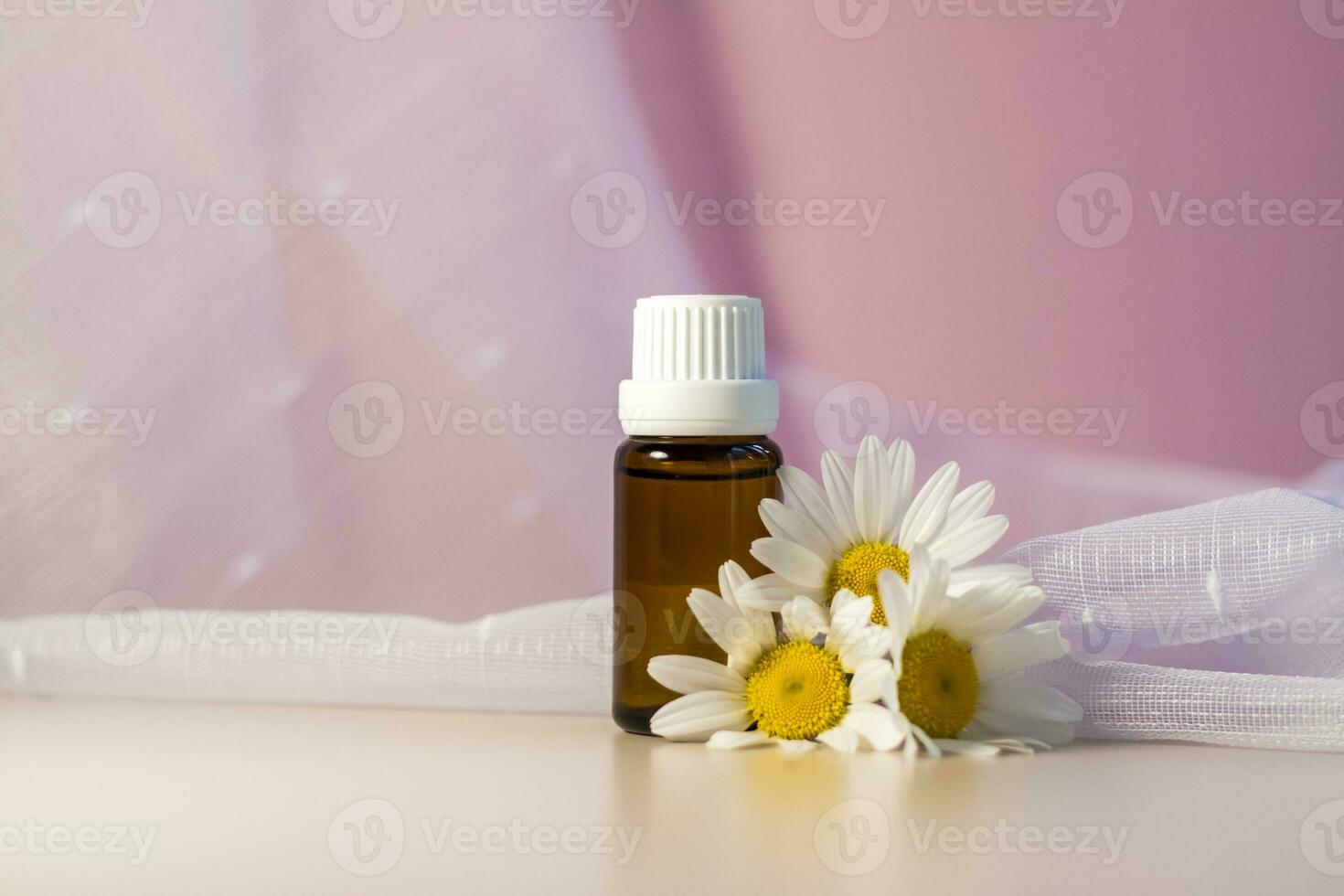 un' bottiglia senza un olio etichetta. trasparente bicchiere bottiglia su un' beige-rosa sfondo. naturale cosmetico Prodotto. Prodotto striscione. spazio per testo e design. foto