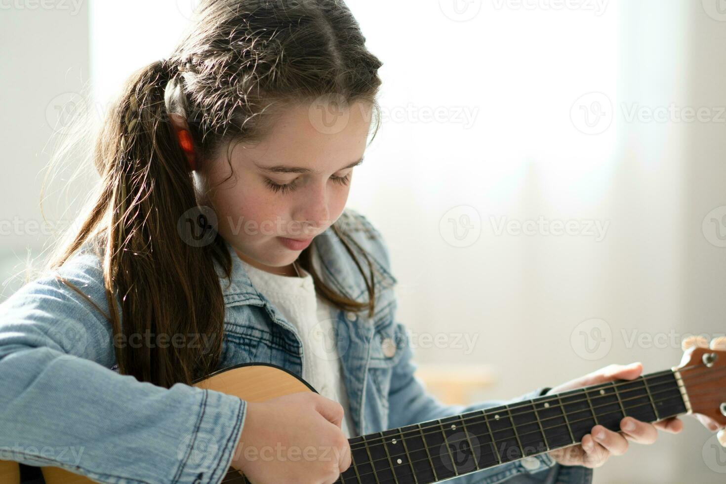 ragazza giocando chitarra rilassare nel il Camera da letto, godere tempo libero fine settimana a casa. senza stress concetto carino gemello ragazza foto