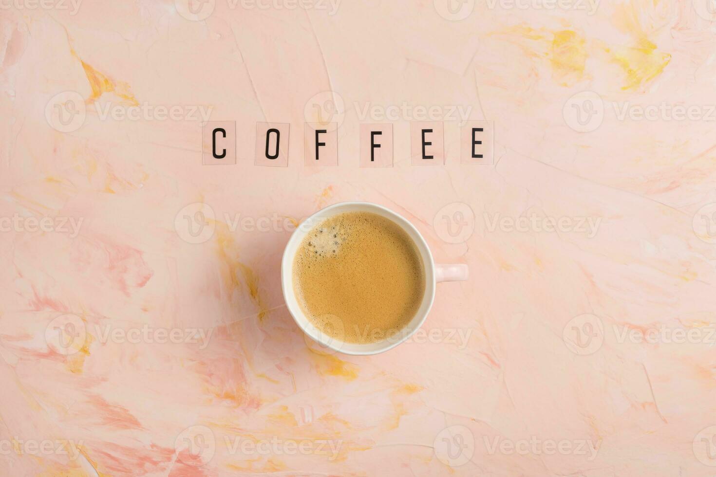 tazza di caffè espresso caffè e testo caffè su rosa sfondo foto