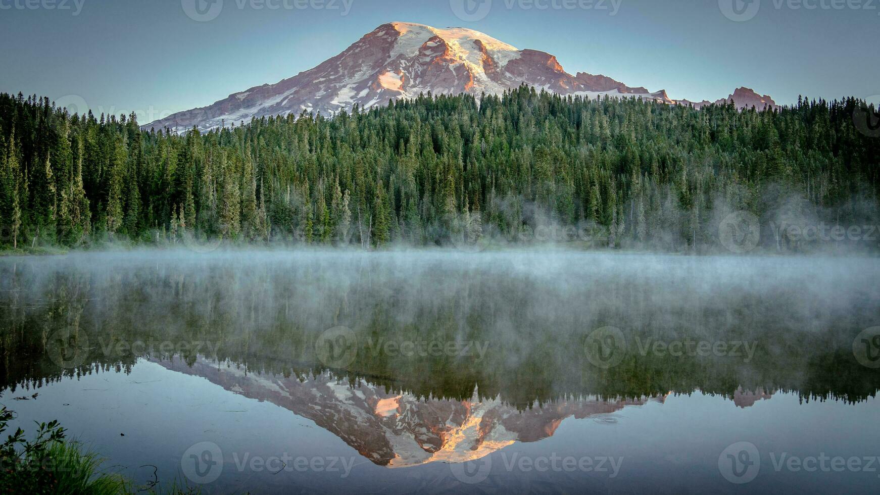 montare più piovoso riflettendo in riflessione laghi a Alba foto