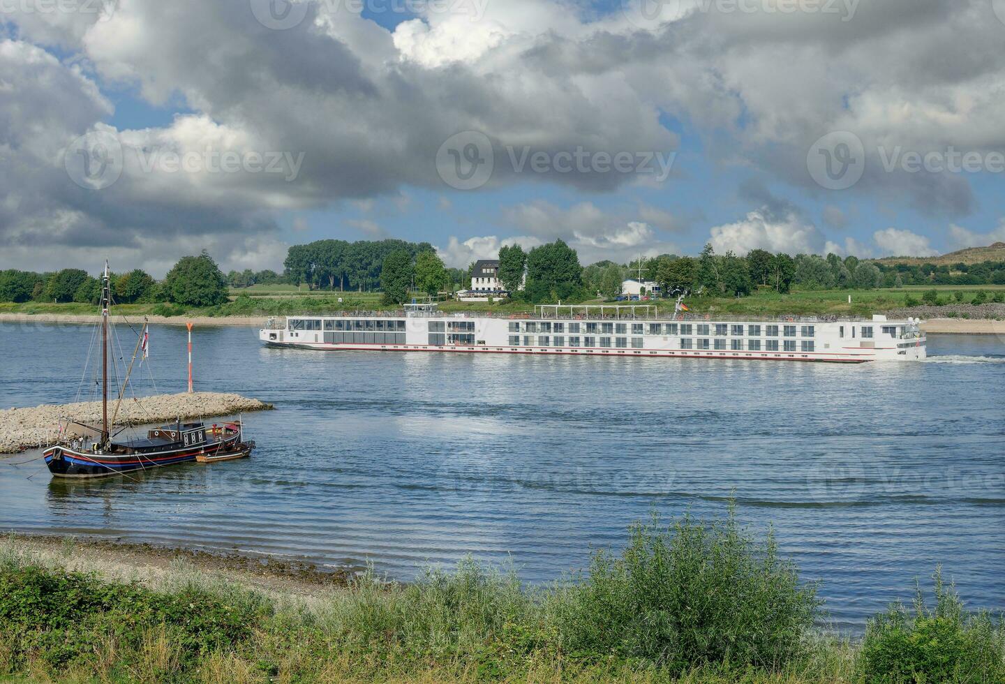 Anguilla pesca barca e fiume crociera nave su Reno fiume nel monheim am rhein, nord renano-vestfalia, germania foto