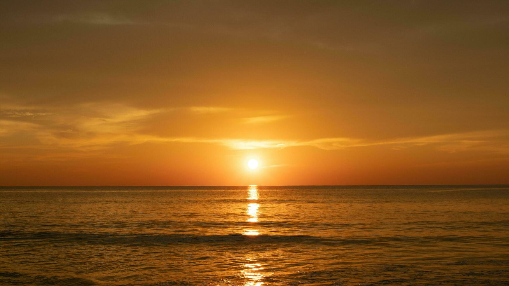 il spiaggia nel Phuket thailandia, tramonto foto