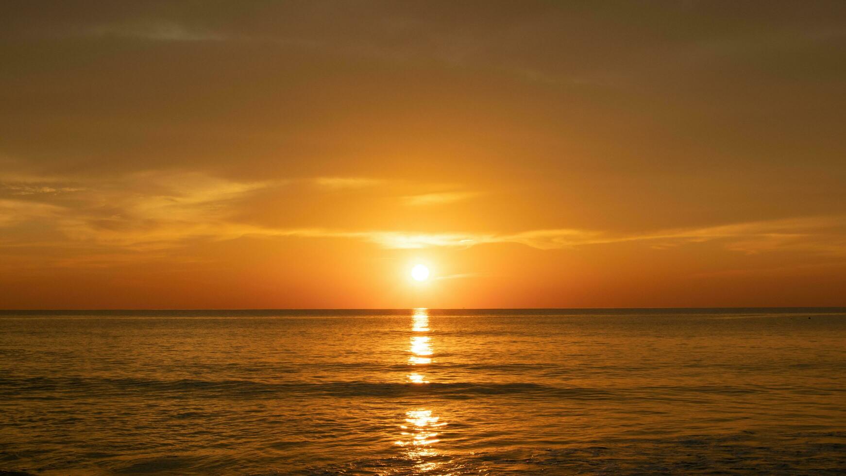 il spiaggia nel Phuket thailandia, tramonto foto