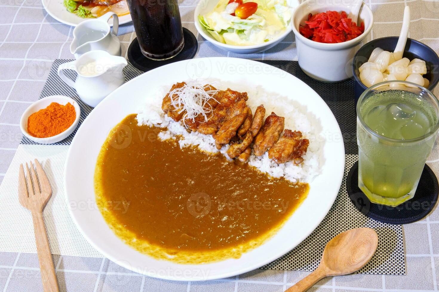 impostato pollo teriyaki con curry riso foto