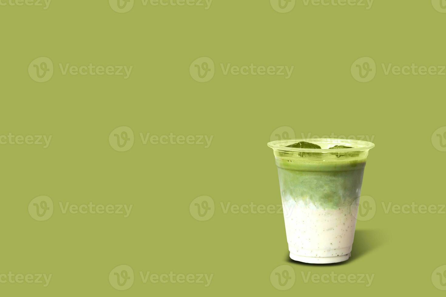 verde tè fresco latte nel prendere lontano tazza foto