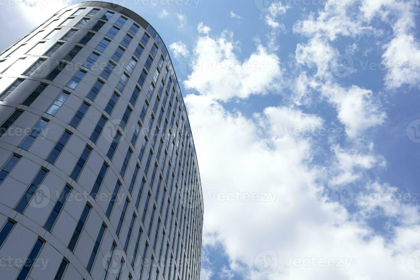 facciata di bellissimo grattacielo o Torre e blu brillante cielo su sfondo. finanziario centro, attività commerciale sviluppo concetto. copia spazio su Giusto. orizzontale aereo. moderno costruzione, stile di vita foto