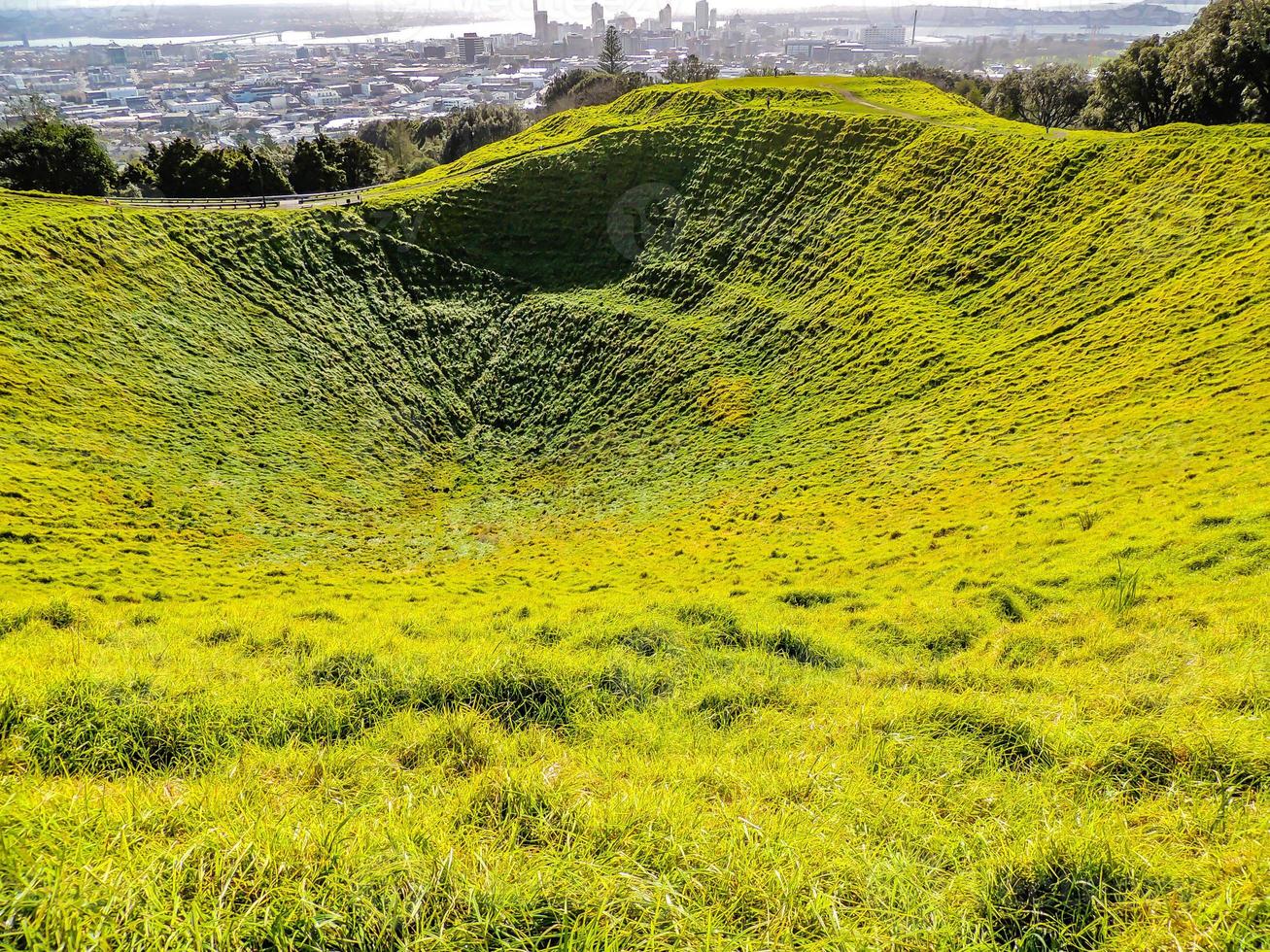 l'erba copre il cratere del monte Eden, Auckland, Nuova Zelanda foto