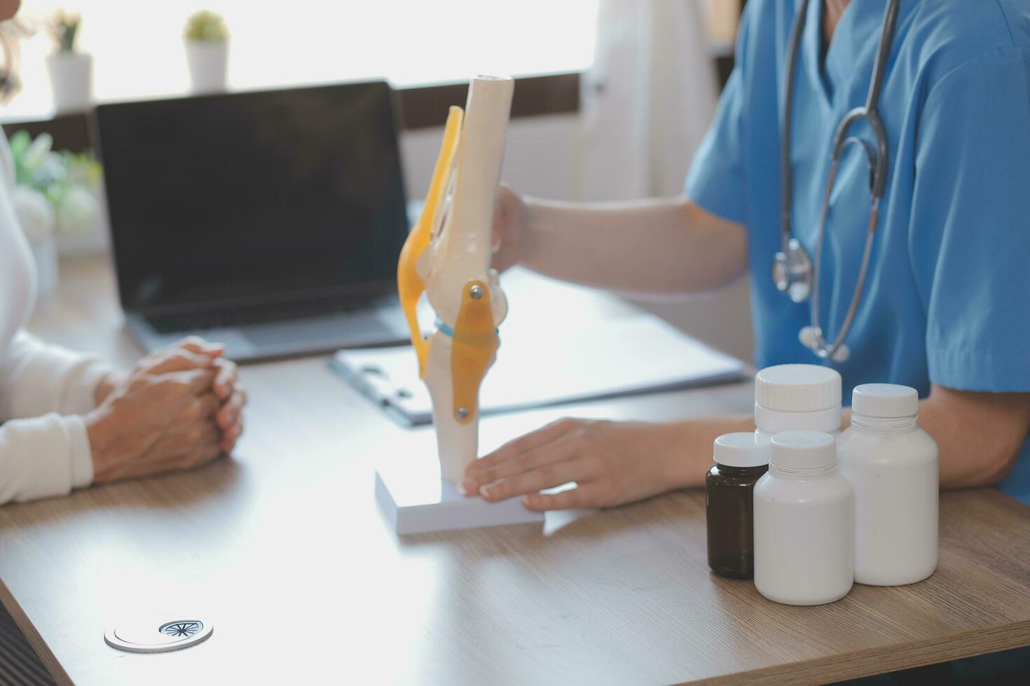 mentale Salute consulente. giovane donna durante terapia sessione parlando con un' psicologo nel il ufficio. foto