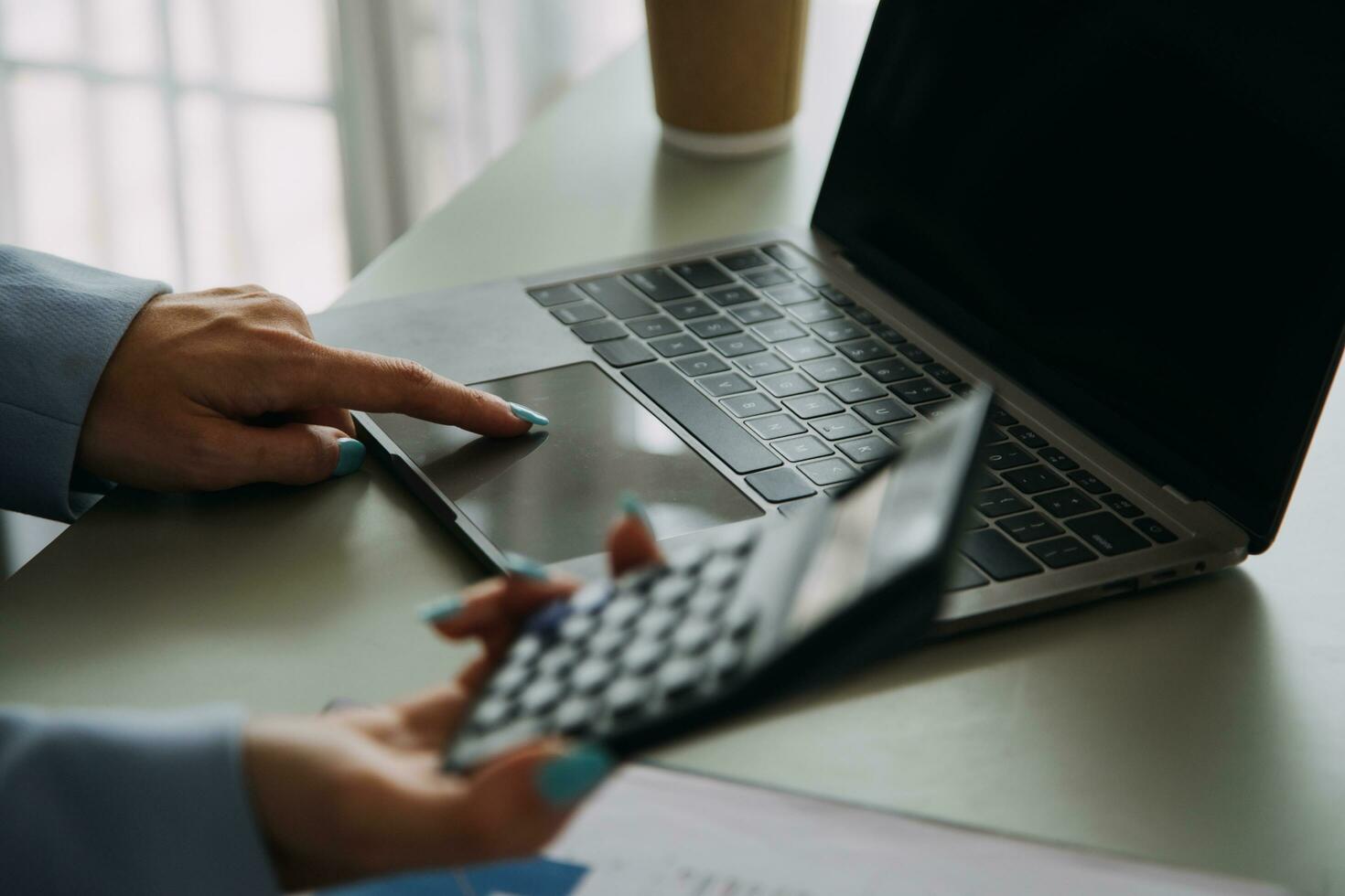 giovane adulto contento sorridente ispanico asiatico alunno indossare cuffie parlando su in linea Chiacchierare incontro utilizzando il computer portatile nel Università città universitaria o a virtuale ufficio. Università femmina alunno apprendimento a distanza. foto