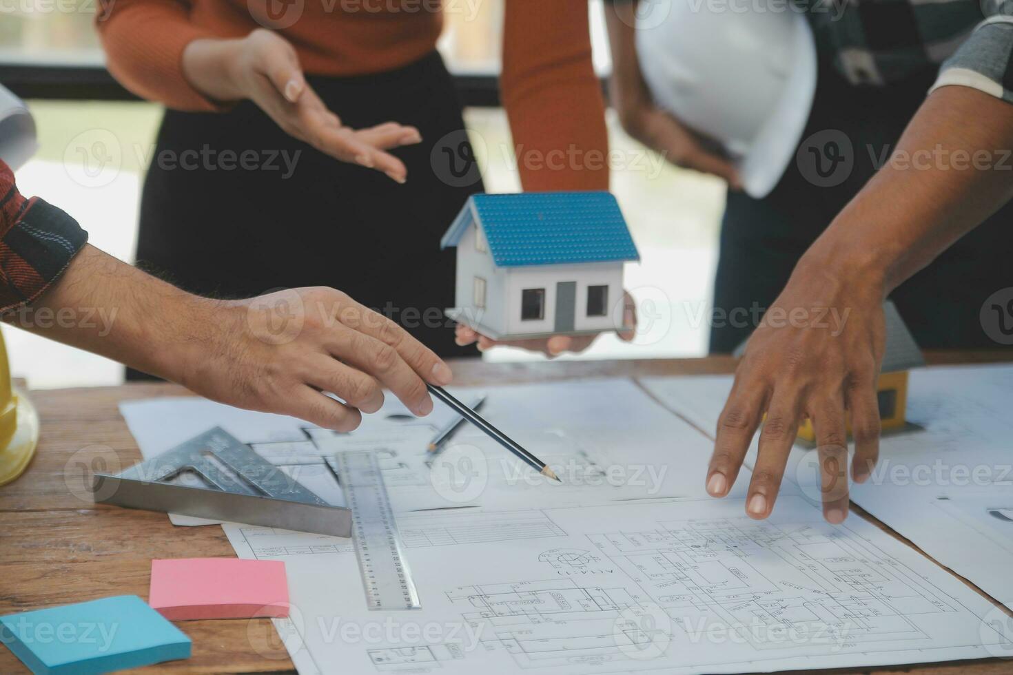 tre pesante industria ingegneri In piedi nel tubo produzione fabbrica, uso digitale tavoletta computer, avere discussione. grande tubo assemblato. design e costruzione di olio, gas e combustibili trasporto tubatura foto