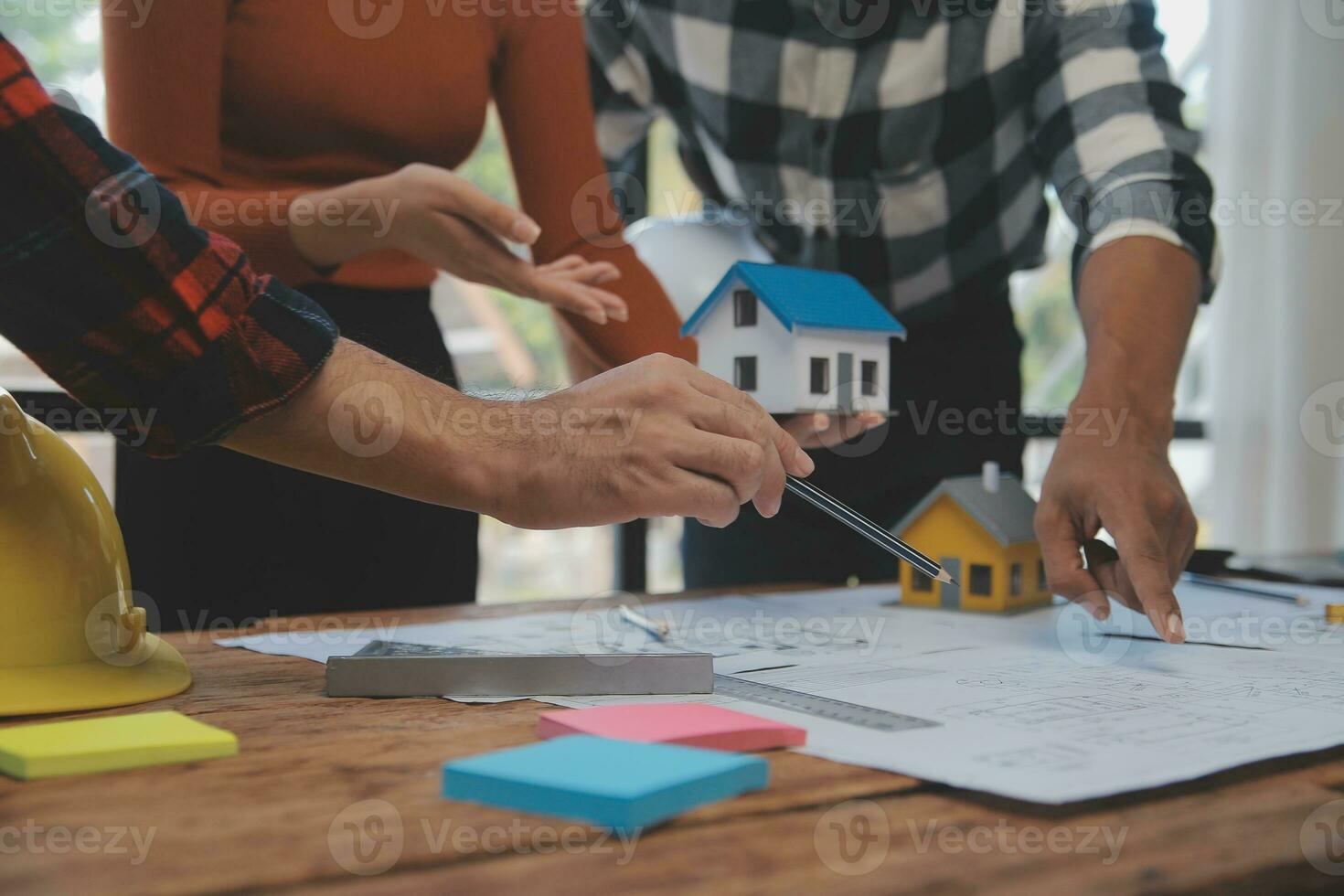 tre pesante industria ingegneri In piedi nel tubo produzione fabbrica, uso digitale tavoletta computer, avere discussione. grande tubo assemblato. design e costruzione di olio, gas e combustibili trasporto tubatura foto