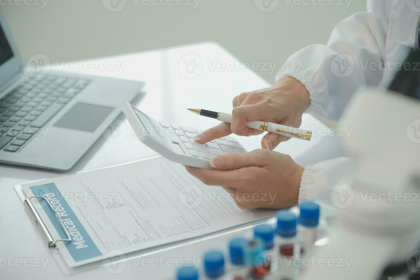 ricercatori sanitari che lavorano nel laboratorio di scienze della vita. giovane ricercatrice e supervisore maschile senior che preparano e analizzano i vetrini per microscopio nel laboratorio di ricerca. foto