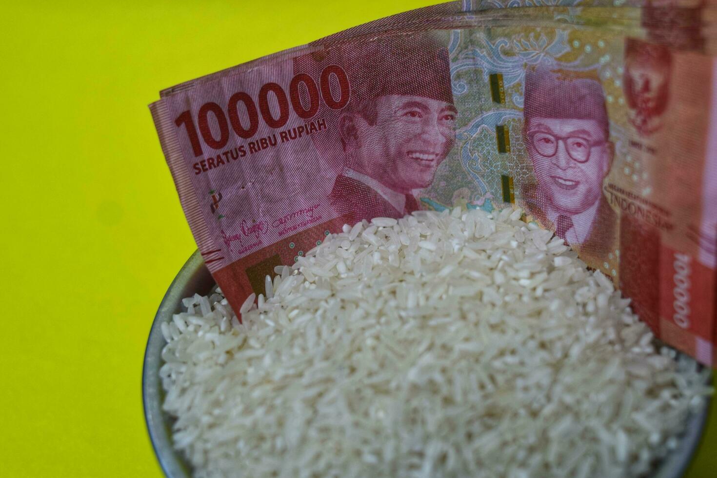 riso con esistente indonesiano rupia denaro contante per zakat concetto foto