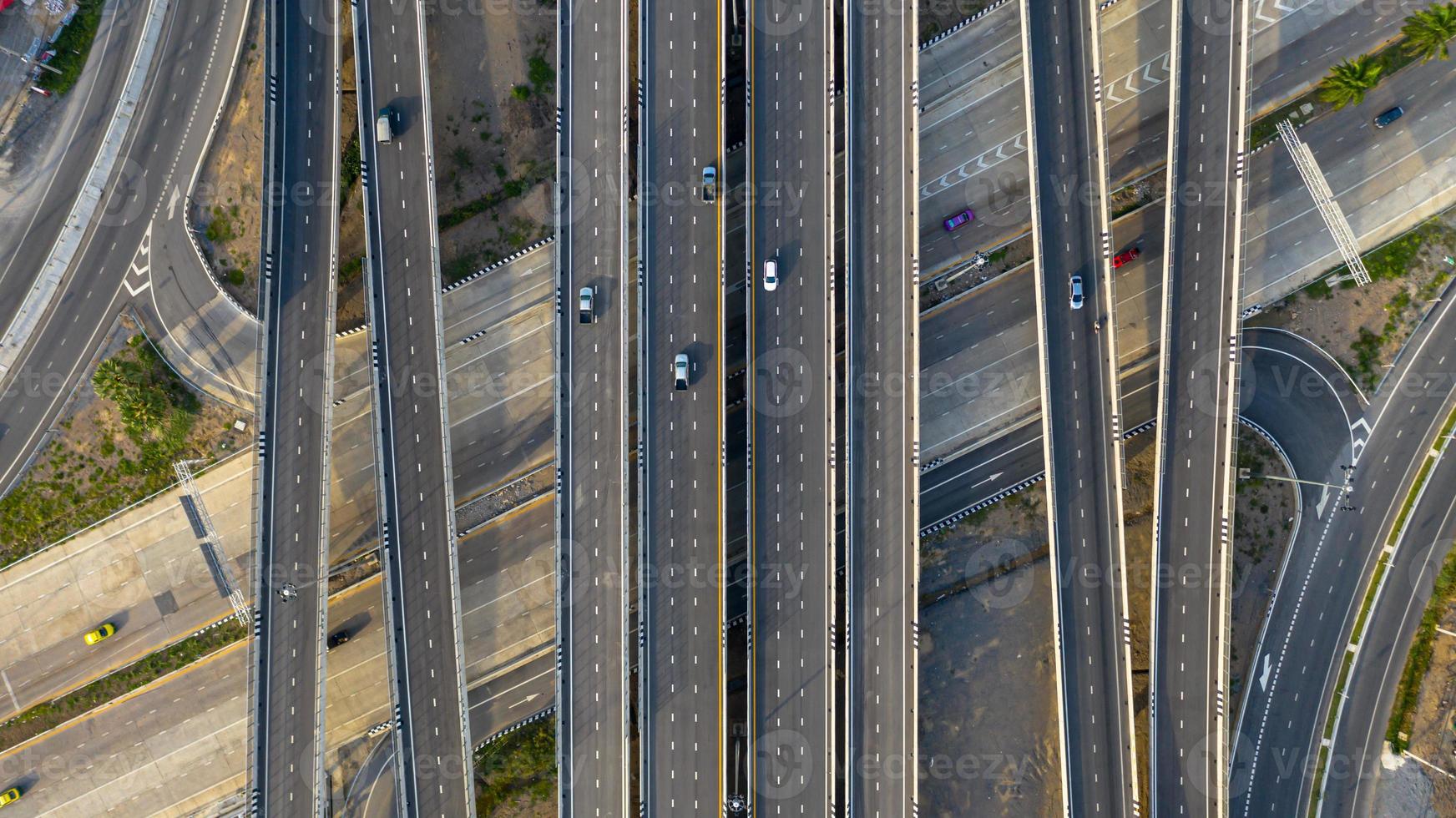 vista aerea dall'alto dell'autostrada, strada di svincolo della città di trasporto con auto sull'incrocio di intersezioni riprese da drone foto