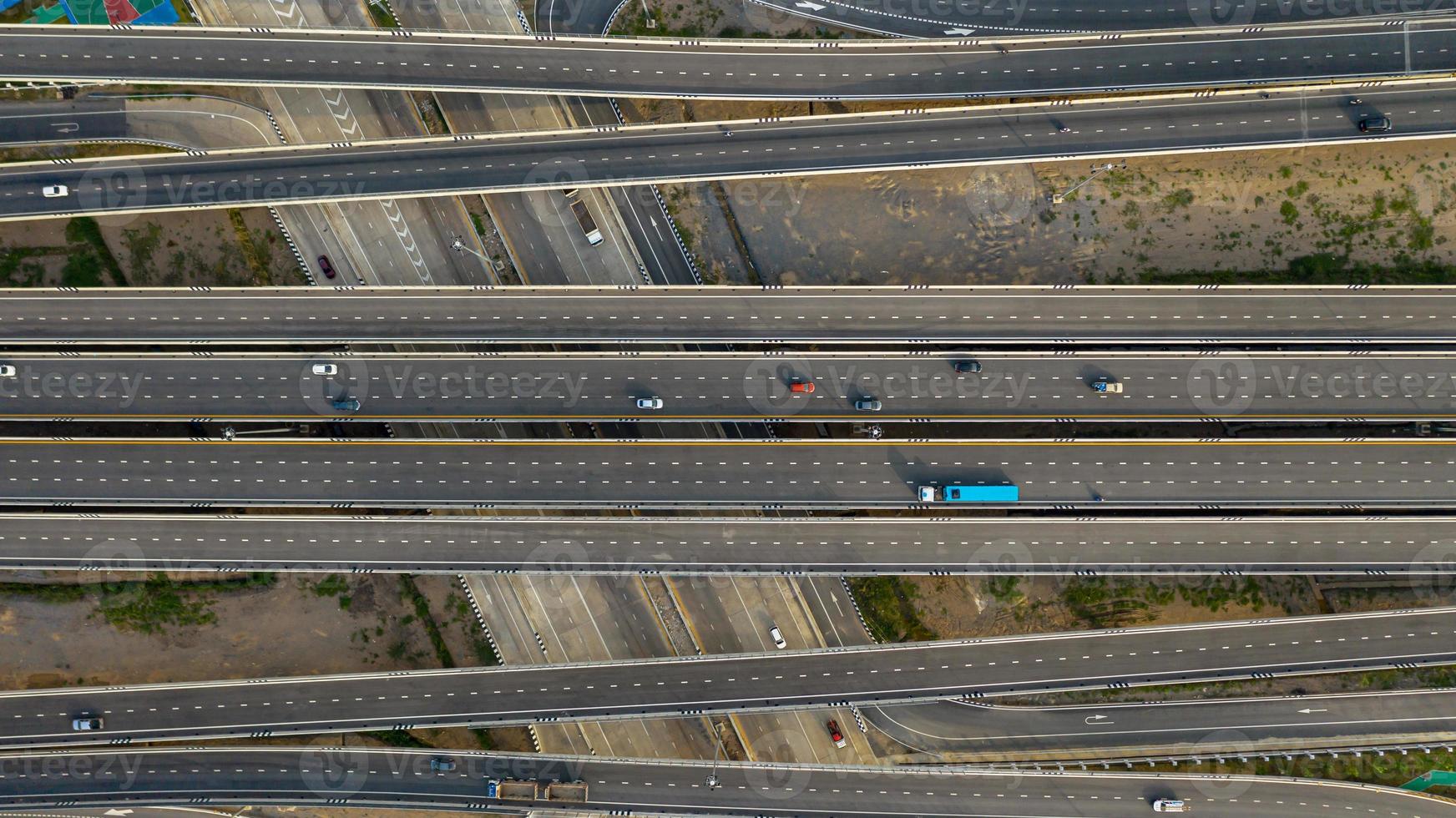 vista aerea dall'alto dell'autostrada, strada di svincolo della città di trasporto con auto sull'incrocio di intersezioni riprese da drone foto